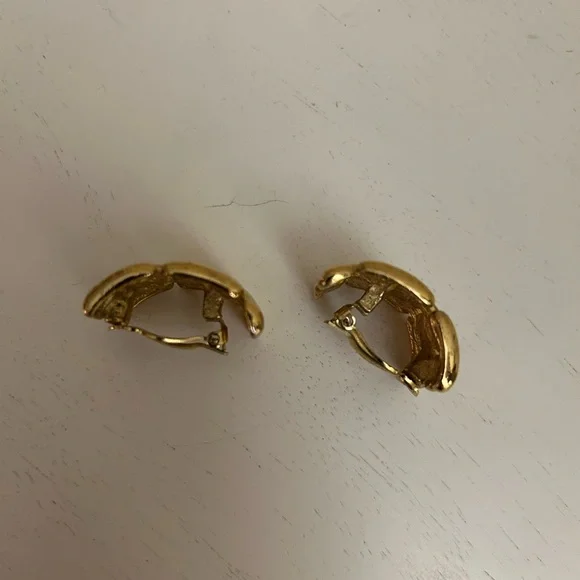 GIVENCHY VINTAGE PARIS NEW YORK LARGE GOLD PLATE CLIP ON EARRINGS - Picture 7 of 12